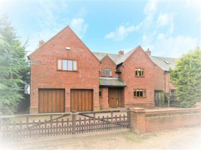 Spacious Home, 6 large bedrooms, full sky package, sleeps 14